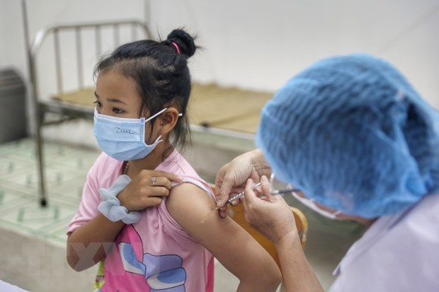 Nhân viên y tế tiêm vaccine phòng bệnh cho trẻ em