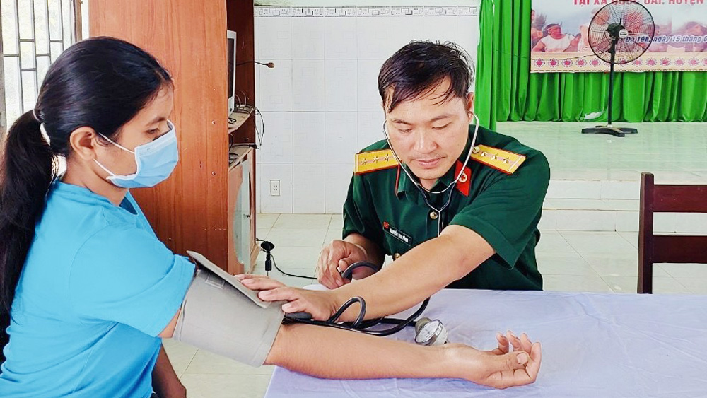 Cán bộ, chiến sỹ Ban CHQS huyện Đạ Tẻh khám, cấp thuốc miễn phí cho bà con vùng đồng bào DTTS tại Đạ Nhar