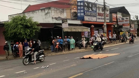 Người đàn ông điều khiển xe máy ngã ra đường bị xe ben cán tử vong