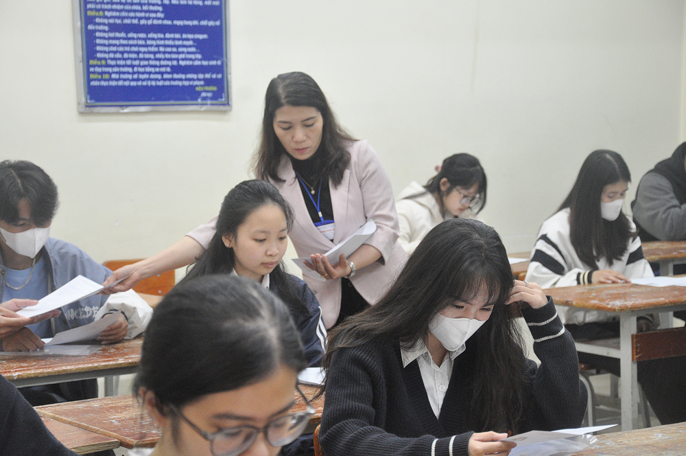 Thí sinh làm thủ tục thi tại Điểm thi THCS-THPT Chi Lăng (TP Đà Lạt)