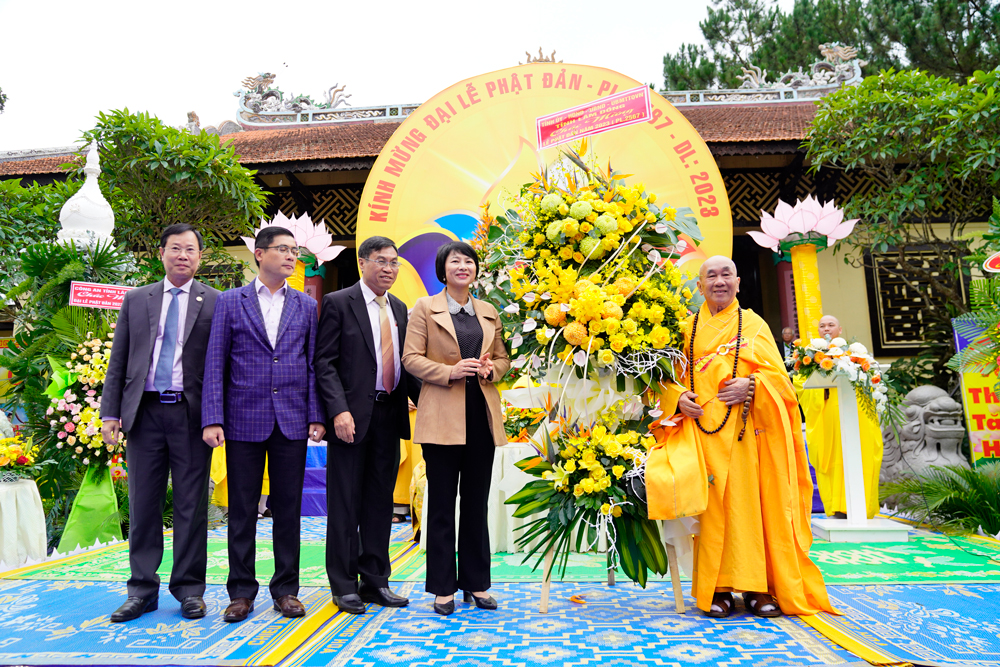 Lãnh đạo tỉnh Lâm Đồng và TP Đà Lạt, các sở, ngành tặng hoa chúc mừng Đại lễ Phật đản
