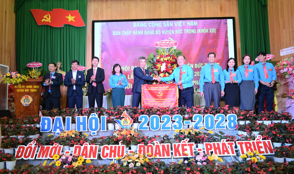 Đồng chí Bùi Sơn Điền – Bí thư Huyện ủy Đức Trọng, tặng hoa và bức trướng chúc mừng Đại hội
