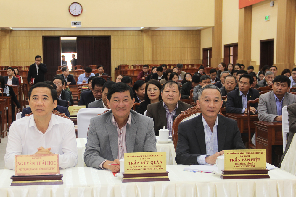 Các đồng chí Thường trực Tỉnh ủy tham dự hội nghị trực tiếp tại Hội trường Tỉnh ủy