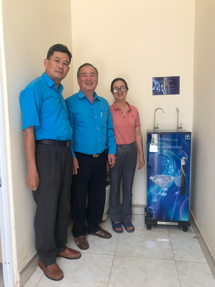 Lãnh đạo LĐLĐ huyện Đức Trọng trao tặng máy lọc nước tinh khiết cho các trường học 