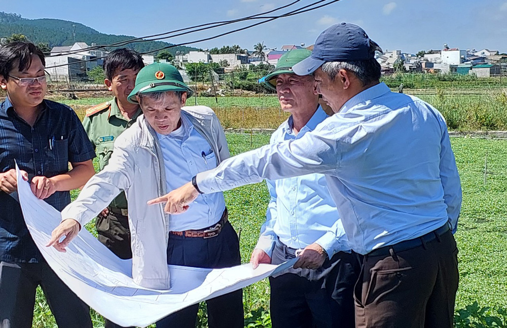 Đồng chí Trần Văn Hiệp kiểm tra Dự án Quy hoạch Khu nông nghiệp ứng dụng công nghệ cao cánh đồng Liên Nghĩa, xã Phú Hội