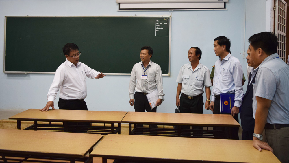 Đồng chí Nguyễn Ngọc Phúc – Phó Chủ tịch UBND tỉnh, kiểm tra công tác chuẩn bị kỳ thi tốt nghiệp THPT tại điểm thi Trường THPT Đức Trọng