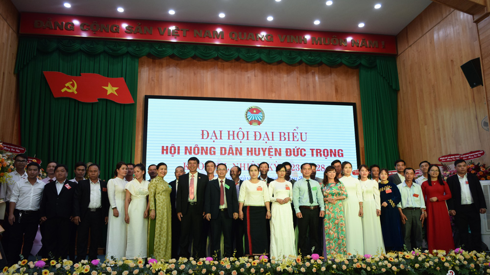 Ban Chấp hành khóa mới ra mắt Đại hội và chụp hình lưu niệm cùng lãnh đạo huyện, lãnh đạo Hội Nông dân tỉnh