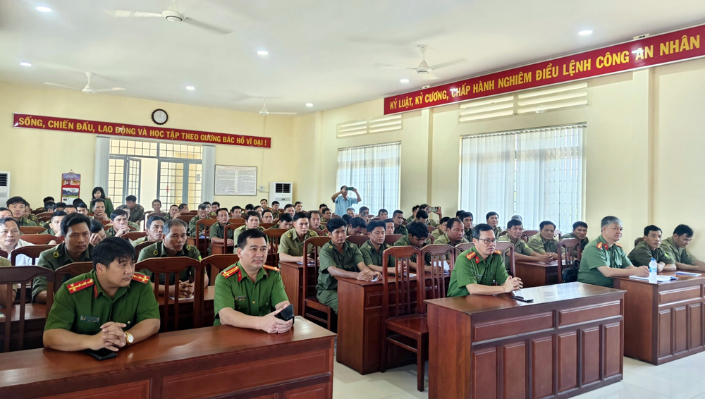 Học viên 3 huyện phía Nam của tỉnh tham gia lớp tập huấn pháp luật, nghiệp vụ tại hội trường Công an huyện Đạ Tẻh