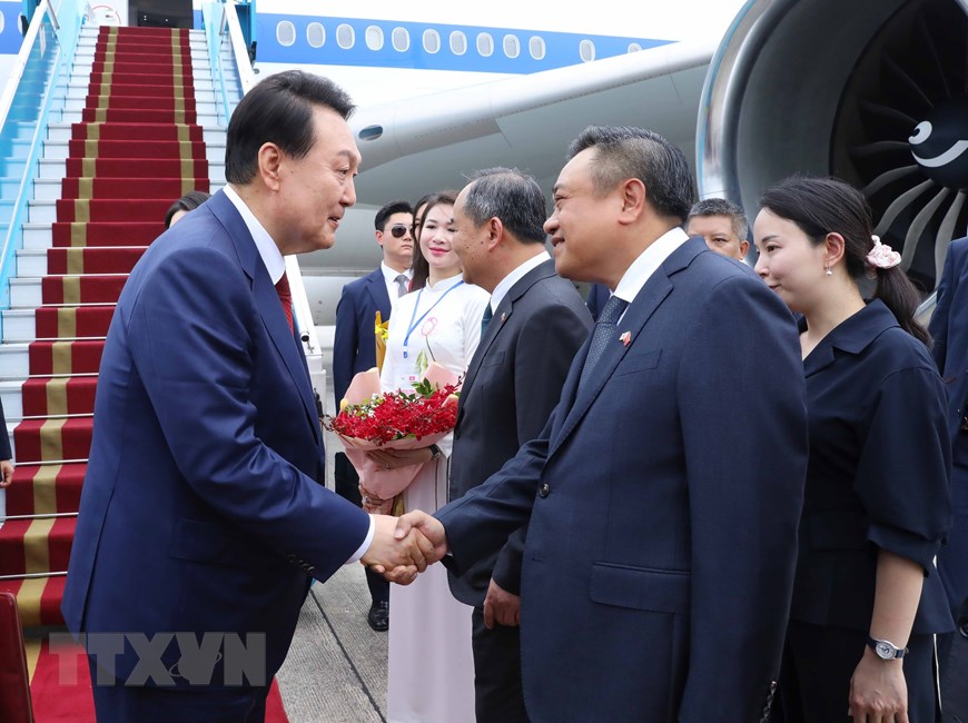Chủ tịch UBND thành phố Hà Nội Trần Sỹ Thanh đón Tổng thống Hàn Quốc Yoon Suk Yeol và Phu nhân tại sân bay quốc tế Nội Bài. (Ảnh: An Đăng/TTXVN)