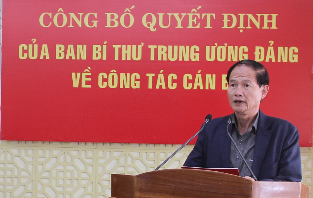 Đồng chí Nguyễn Trọng Ánh Đông - Ủy viên Ban Thường vụ, Trưởng Ban Tổ chức Tỉnh ủy đã công bố quyết định của Ban Bí thư Trung ương Đảng tại buổi lễ