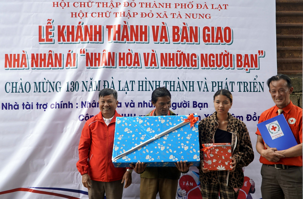 Hội CTĐ Tà Nung và TP Đà Lạt trao tặng quà mừng tân gia cho hộ ông Ha Ly