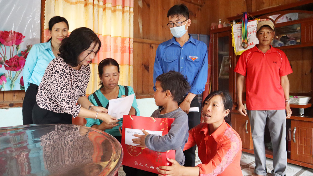 Bà Phạm Thị Thanh Thúy – Phó Chủ tịch UBND huyện, thăm hỏi, động viên và trao quà cho các cháu bị bệnh hiểm nghèo