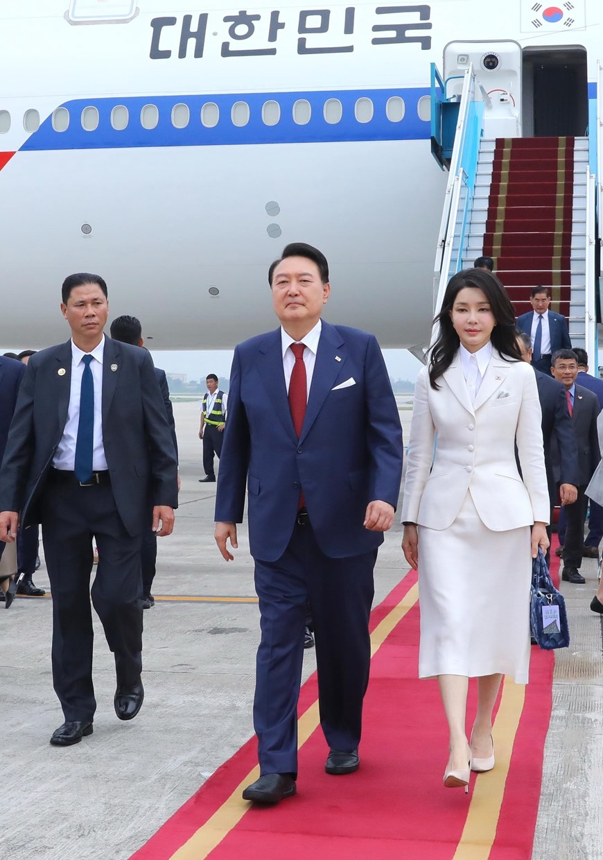Lễ đón Tổng thống Hàn Quốc Yoon Suk Yeol và Phu nhân tại sân bay quốc tế Nội Bài. (Ảnh: An Đăng/TTXVN)
