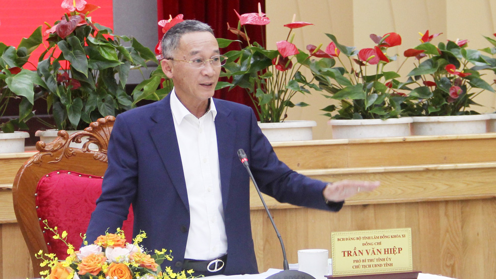 Đồng chí Trần Văn Hiệp - Phó Bí thư Tỉnh ủy, Chủ tịch UBND tỉnh phát biểu giải trình tại Hội nghị