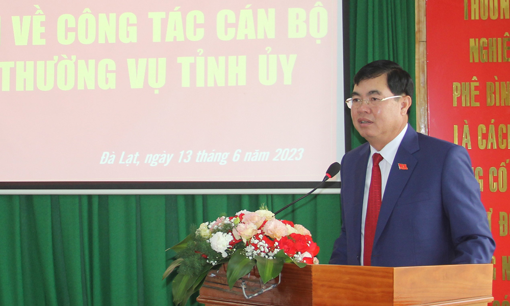 Đồng chí Trần Đình Văn - Phó Bí thư Thường trực Tỉnh ủy, Trưởng Đoàn Đại biểu Quốc hội khóa XV tỉnh Lâm Đồng phát biểu giao nhiệm vụ cho đồng chí Ngô Thị Mỹ Lợi