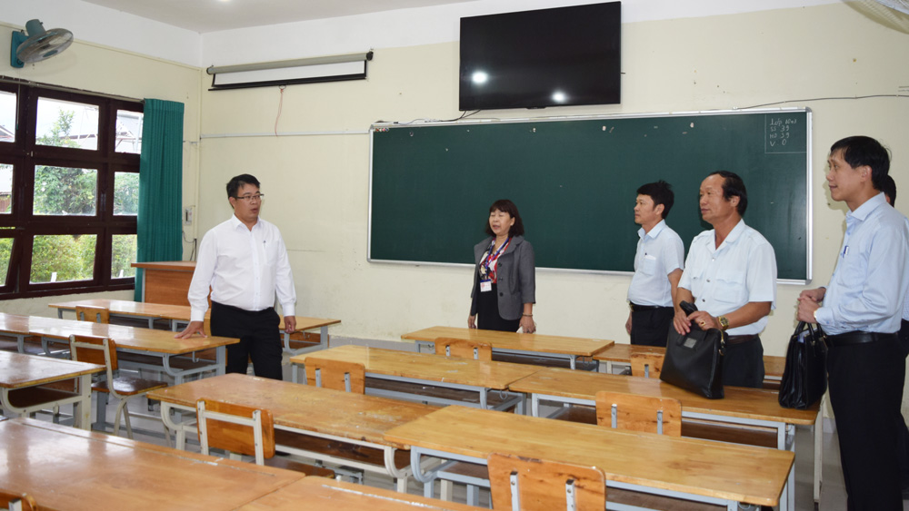 Đồng chí Nguyễn Ngọc Phúc – Phó Chủ tịch UBND tỉnh, kiểm tra công tác chuẩn bị kỳ thi tốt nghiệp THPT tại điểm thi Trường THPT Đơn Dương