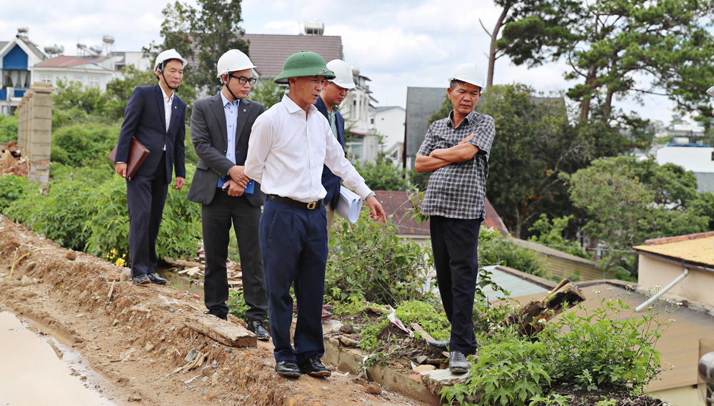 Chủ tịch UBND tỉnh Lâm Đồng Trần Văn Hiệp kiểm tra khu vực hàng rào, có ta luy cao phát sinh dự toán kinh phí khoảng 1,8 tỷ đồng