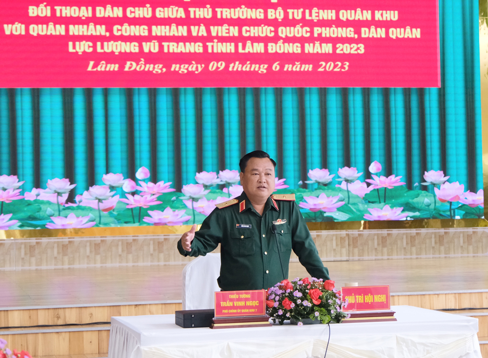 Thiếu tướng Trần Vinh Ngọc – Phó Chính uỷ Quân khu 7 chủ trì đối thoại