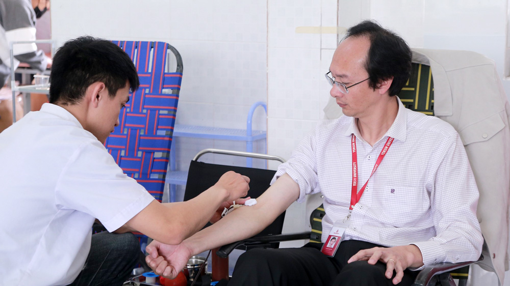 Tiến sĩ Nguyễn Thanh Sơn - Phó Hiệu trưởng Trường Đại học Yersin Đà Lạt tham gia hiến máu 