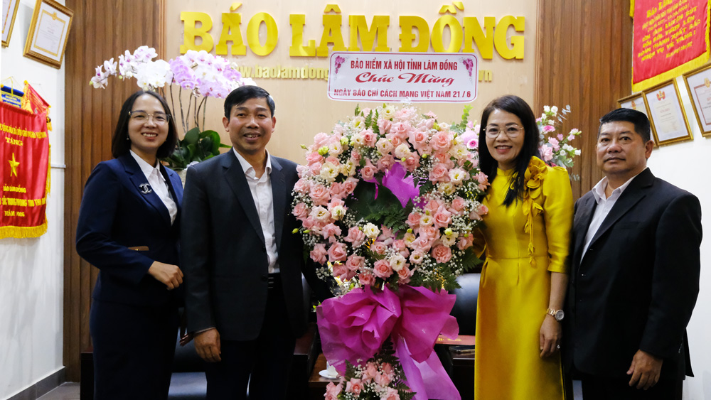 Đại diện lãnh đạo Ngân hàng Chính sách Xã hội tỉnh thăm, tặng hoa, chúc mừng Báo Lâm Đồng