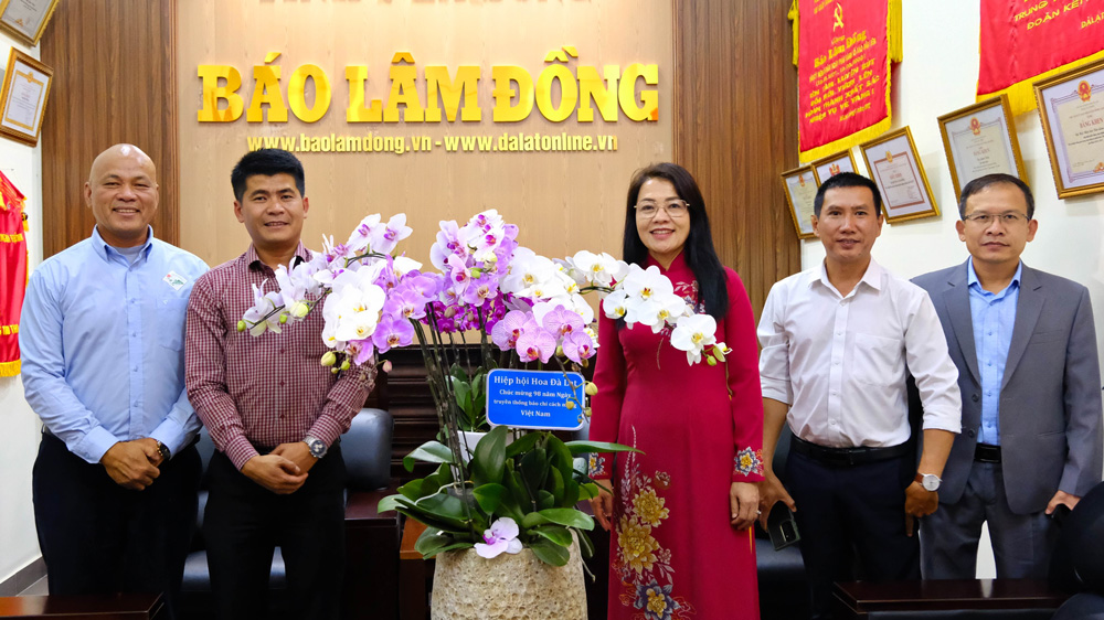 Hiệp hội hoa Đà Lạt chúc mừng Báo Lâm Đồng