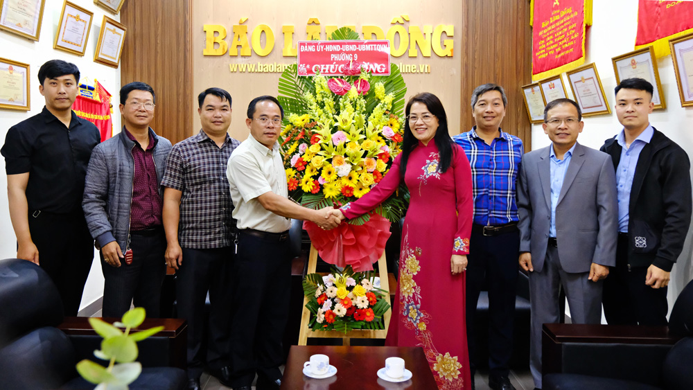 Đại diện lãnh đạo Phường 9 thăm và chúc mừng Báo Lâm Đồng