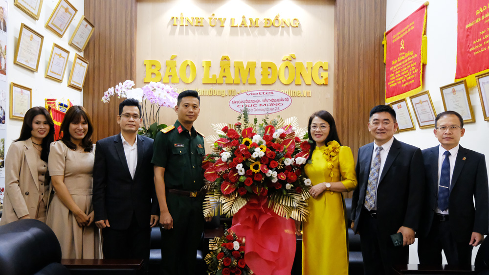 Đại diện Viettel Lâm Đồng thăm, tặng hoa, chúc mừng Báo Lâm Đồng