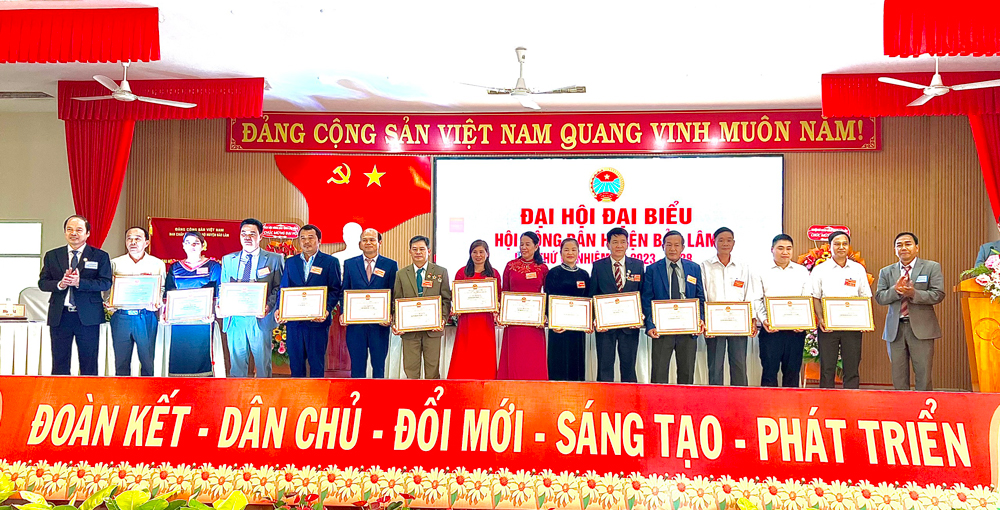 Khen thưởng cá nhân và tập thể có thành tích xuất sắc