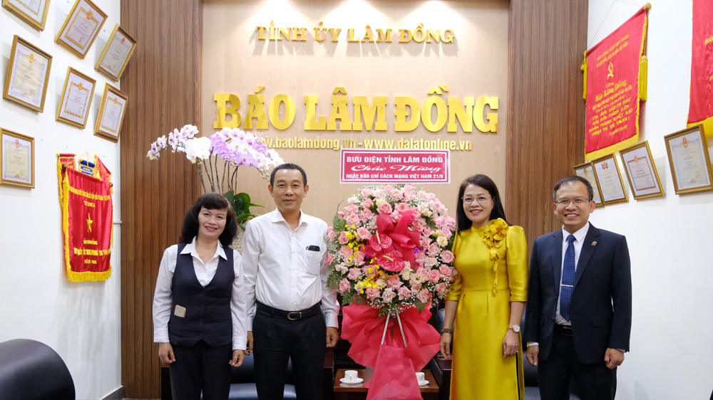 Đại diện Bưu điện tỉnh Lâm Đồng chúc mừng Báo Lâm Đồng