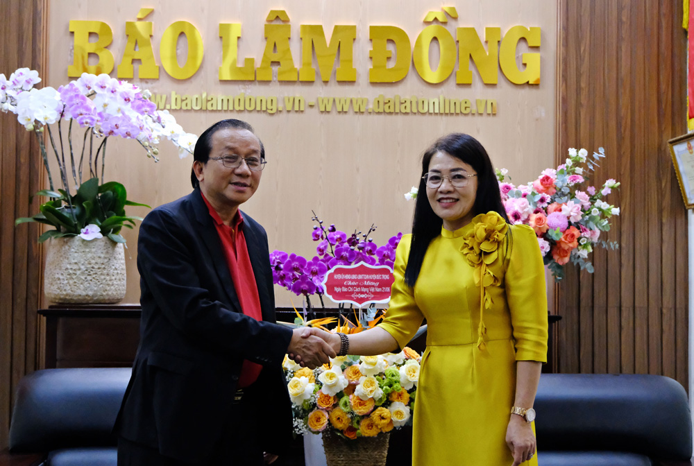 Đại diện Công ty hàng không VietJet thăm, chúc mừng Báo Lâm Đồng