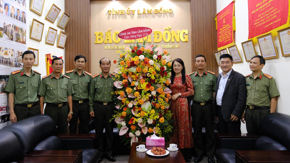 Đại tá Lê Hồng Phong - Phó Giám đốc Công an tỉnh Lâm Đồng thăm, chúc mừng Báo Lâm Đồng 