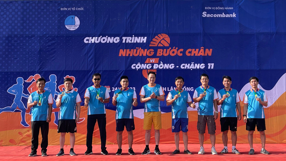 Phó Chủ tịch Thường trực Ủy ban Trung ương Hội Liên hiệp Thanh niên Việt Nam Nguyễn Kim Quy trao giải cho các vận động viên có thành tích tốt