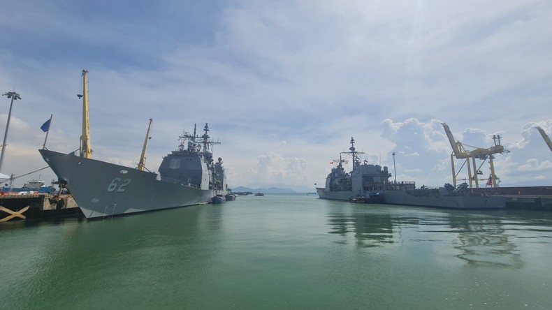2 tàu tuần dương hộ tống CG 54 và CG 62 cập cảng Tiên Sa.
