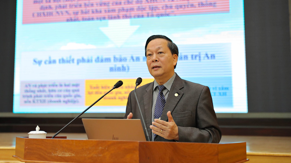 Trung tướng, GS.TS Nguyễn Xuân Yêm - Phó viện trưởng Viện An ninh phi truyền thống truyền đạt kiến thức cho các học viên 