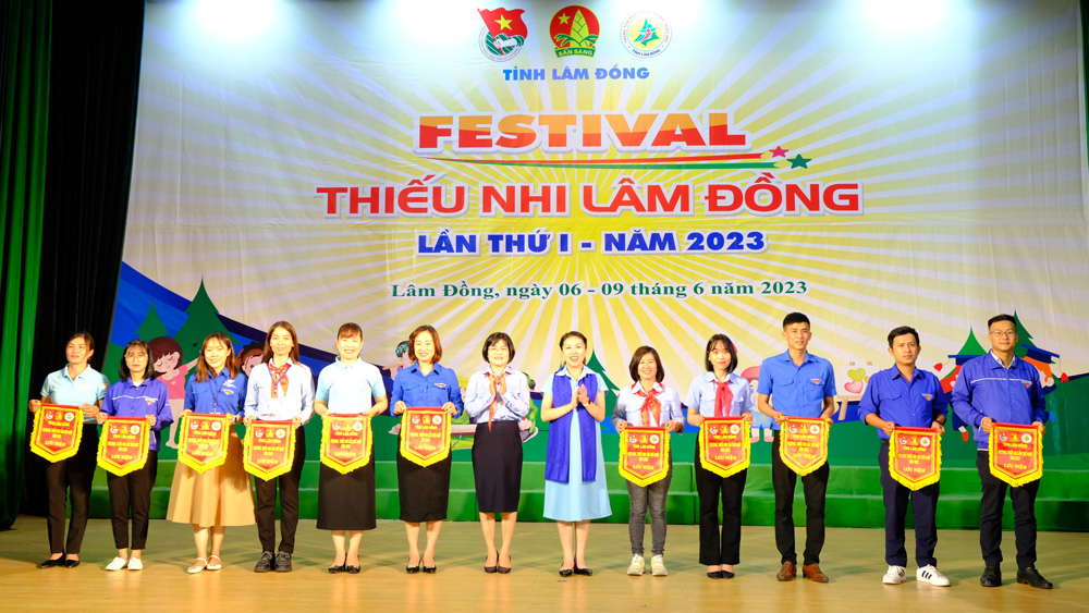Ban Tổ chức tặng cờ lưu niệm cho các đơn vị tham gia Festival thiếu nhi Lâm Đồng lần thứ nhất
