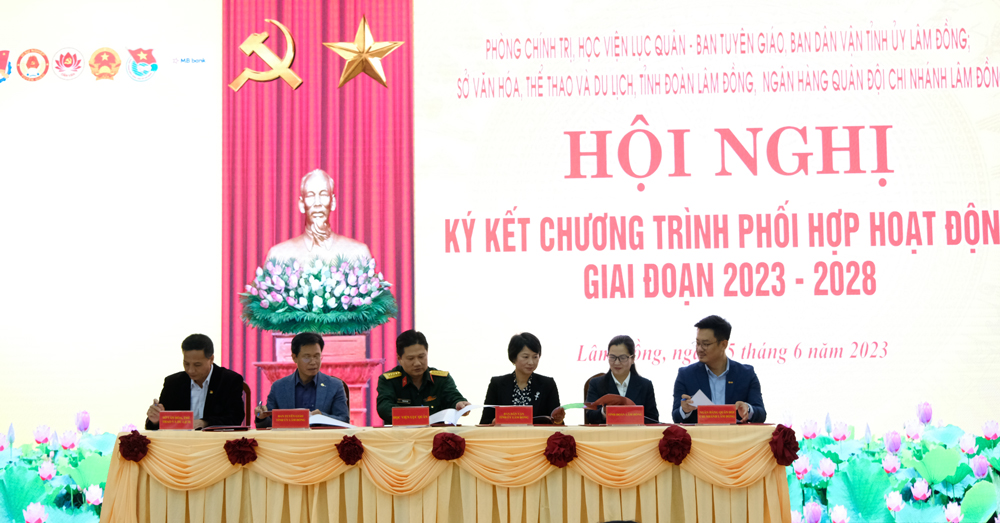 Phòng Chính trị, Học viện Lục quân ký kết chương trình phối hợp với các Ban xây dựng Đảng và các đơn vị của tỉnh Lâm Đồng