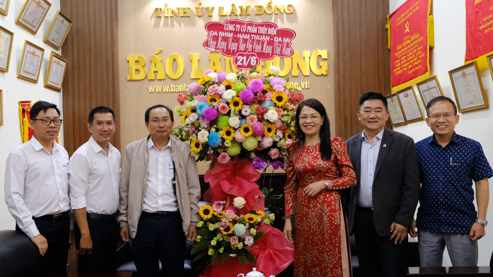 Đại diện lãnh đạo Công ty Cổ phần Thuỷ điện Đa Nhim – Hàm Thuận – Đa Mi thăm, chúc mừng Báo Lâm Đồng 