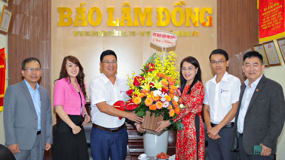 Đại diện Công ty thuỷ điện Đại Ninh thăm, chúc mừng Báo Lâm Đồng