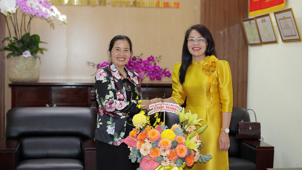 Đồng chí Phạm Thị Ánh Tuyết - Chủ tịch Hội LHPN tỉnh chúc mừng ngày 21/6