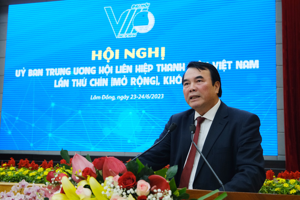 Đồng chí Phạm S - Phó Chủ tịch UBND tỉnh thông tin về tình hình kinh tế - xã hội và tình hình thanh niên tỉnh Lâm Đồng