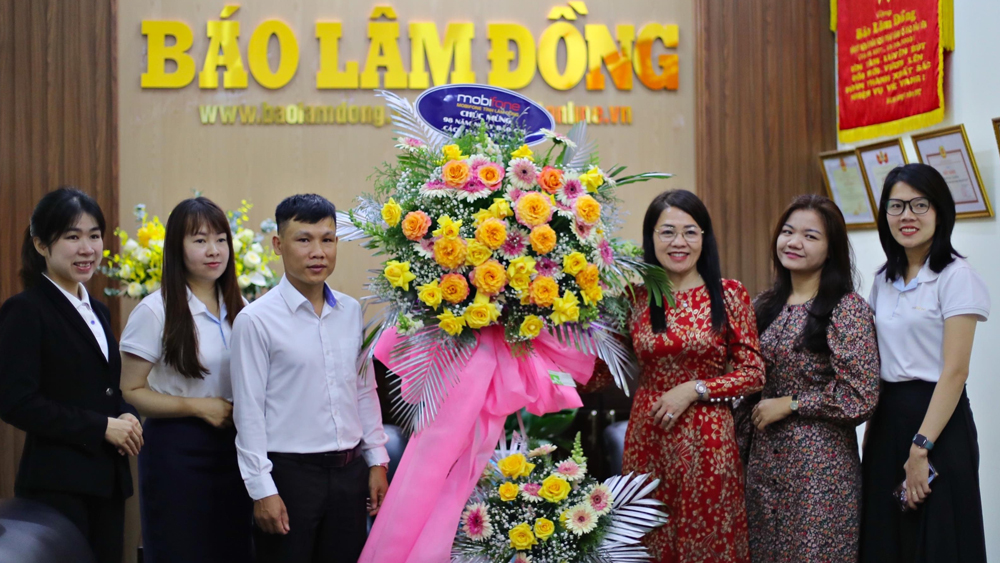 Lãnh đạo Công ty Mobifone Lâm Đồng thăm, chúc mừng Báo Lâm Đồng