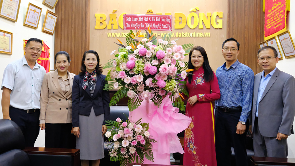 Đại diện Sở Lao động, Thương binh và Xã hội tỉnh đã thăm, tặng hoa chúc mừng Báo Lâm Đồng
