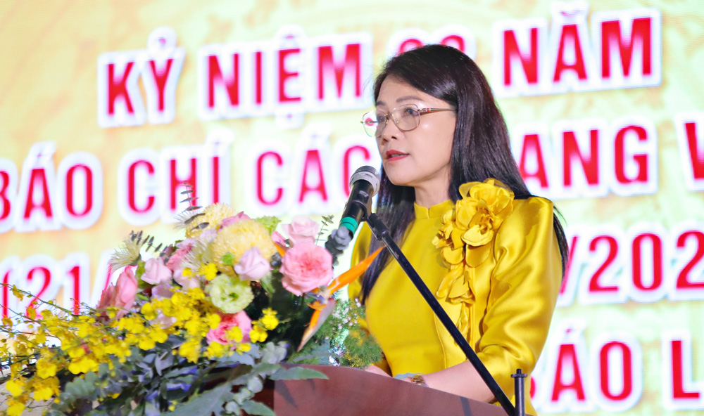 Nhà báo Hồ Thị Lan - Tổng Biên tập Báo Lâm Đồng phát biểu ôn lại truyền thống 98 năm Ngày Báo chí Cách mạng Việt Nam