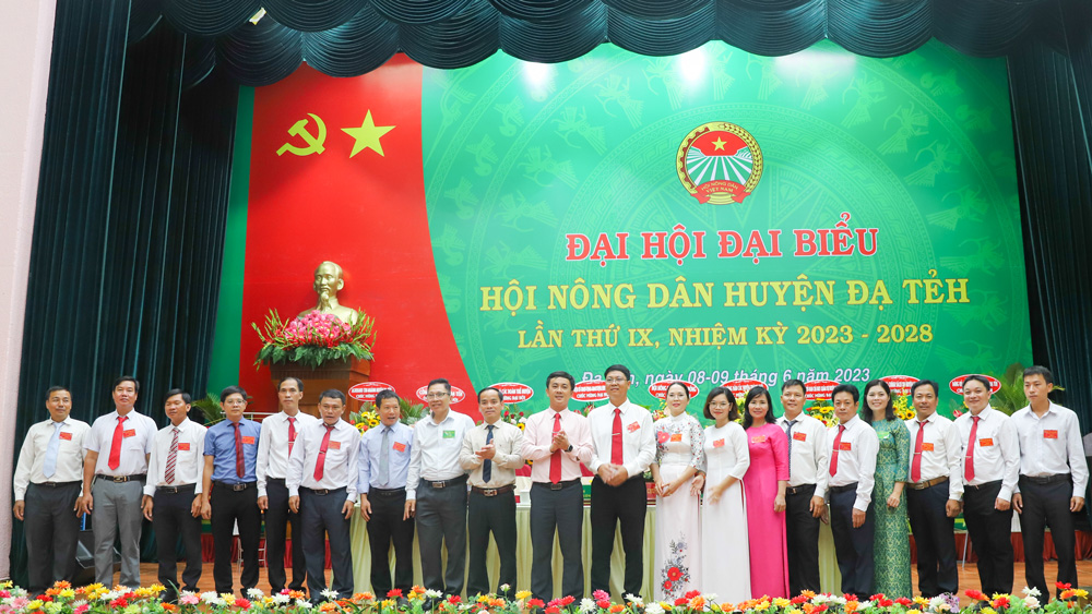 Lãnh đạo Hội Nông dân tỉnh và lãnh đạo huyện Đạ Tẻh chụp hình lưu niệm với Ban Chấp hành khóa mới