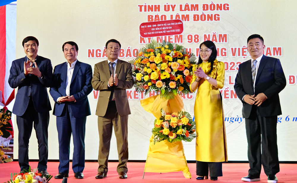 Tỉnh ủy, HĐND, UBND, Ủy ban MTTQ Việt Nam tỉnh tặng hoa chúc mừng Báo Lâm Đồng nhân kỷ niệm 98 năm Ngày Báo chí cách mạng Việt Nam