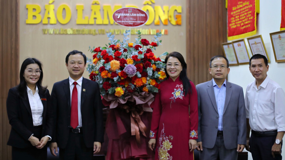 Đại diện lãnh đạo Ngân hàng Agribank Lâm Đồng đã đến thăm và chúc mừng Báo Lâm Đồng