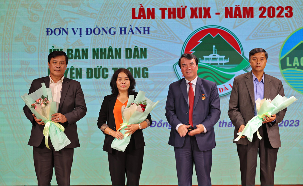 Lãnh đạo tỉnh tặng hoa cho các đơn vị tài trợ Giải Báo chí tỉnh Lâm Đồng lần thứ XIX