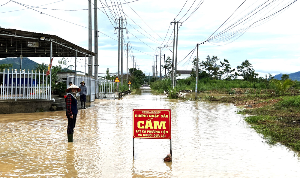 Nước lũ trên suối Đại Lào tràn qua cầu 3 (thôn Tân Ninh, xã Lộc Châu, TP Bảo Lộc) khiến các phương tiện không thể qua lại