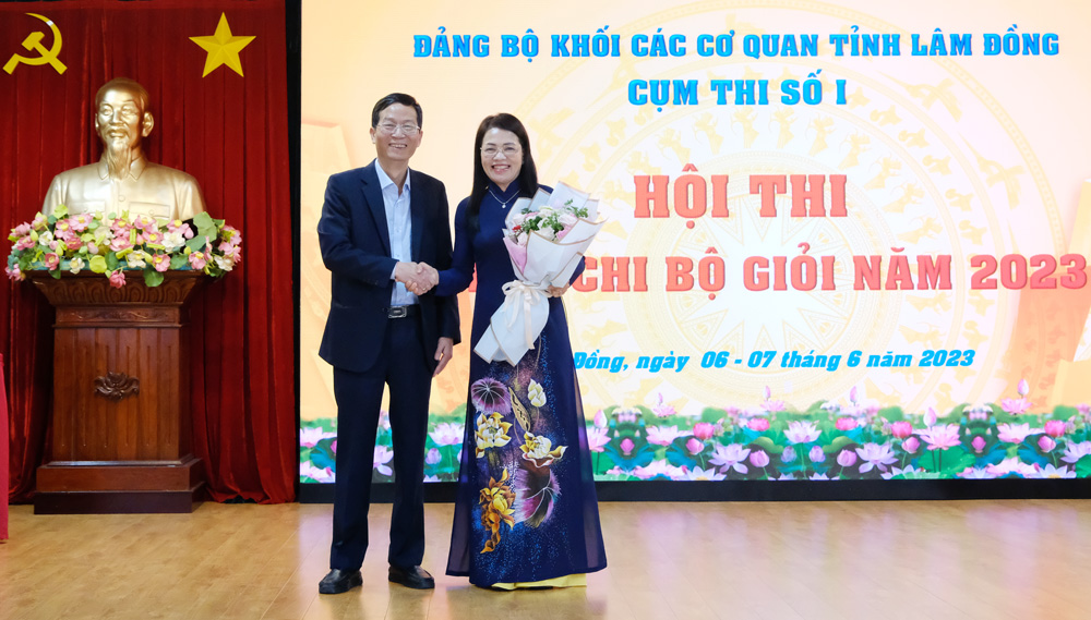 Ông Mai Giang Nam - Giám đốc Kho bạc Nhà nước tỉnh Lâm Đồng - Trưởng Ban tổ chức hội thi tặng hoa cho đại diện Ban giám khảo