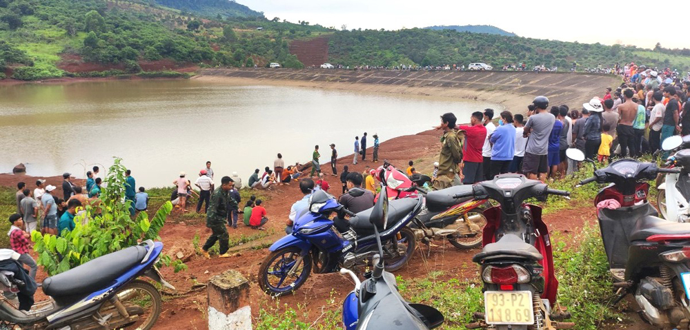 Lực lượng cứu hộ và người dân tập trung vớt thi thể các nạn nhân bị đuối nước tại hồ thủy lợi Bê Đê (xã Đồng Nai Thượng)